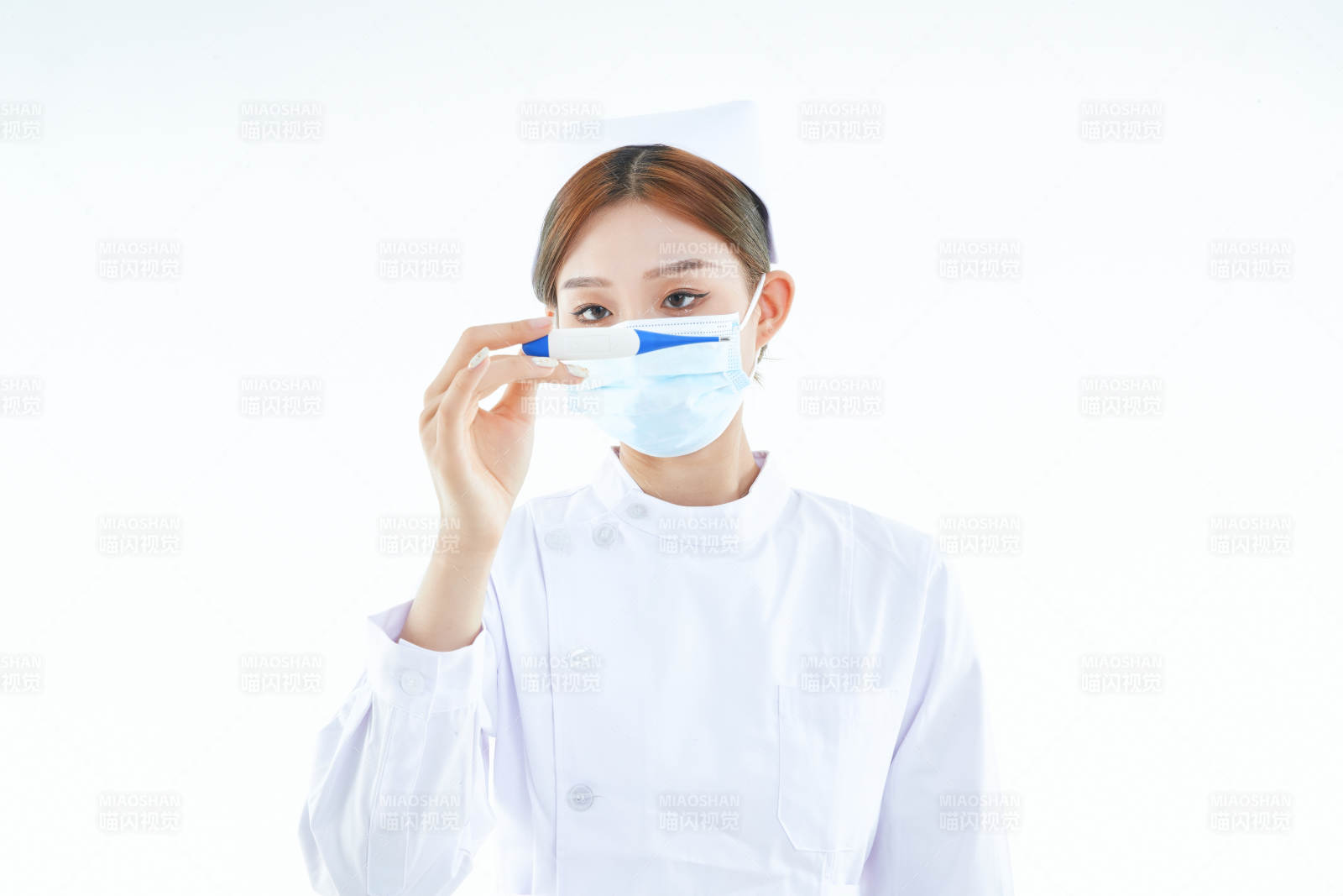 手持溫度計的白衣女性醫(yī)護人員