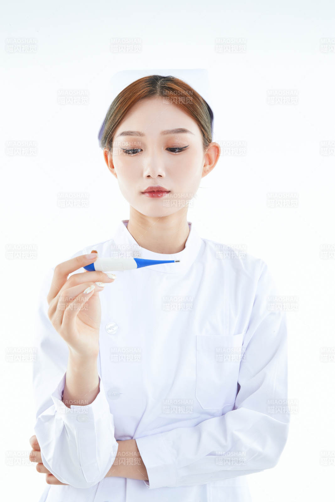 手持溫度計的白衣女性醫護人員