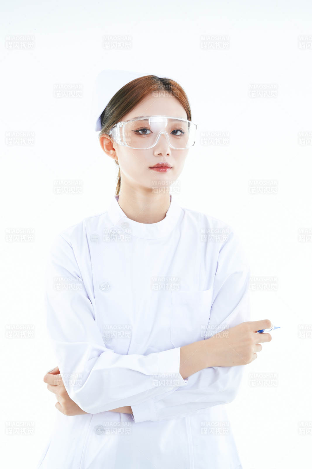 手持溫度計的白衣女性醫護人員