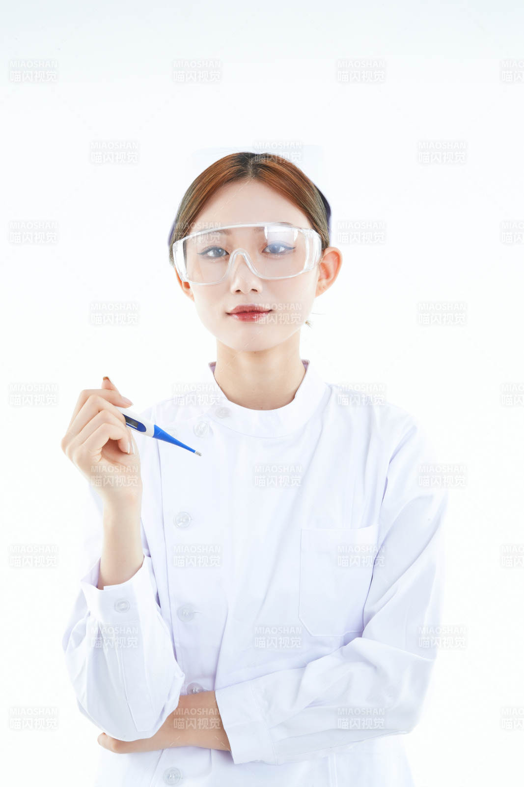 手持溫度計的白衣女性醫(yī)護(hù)人員