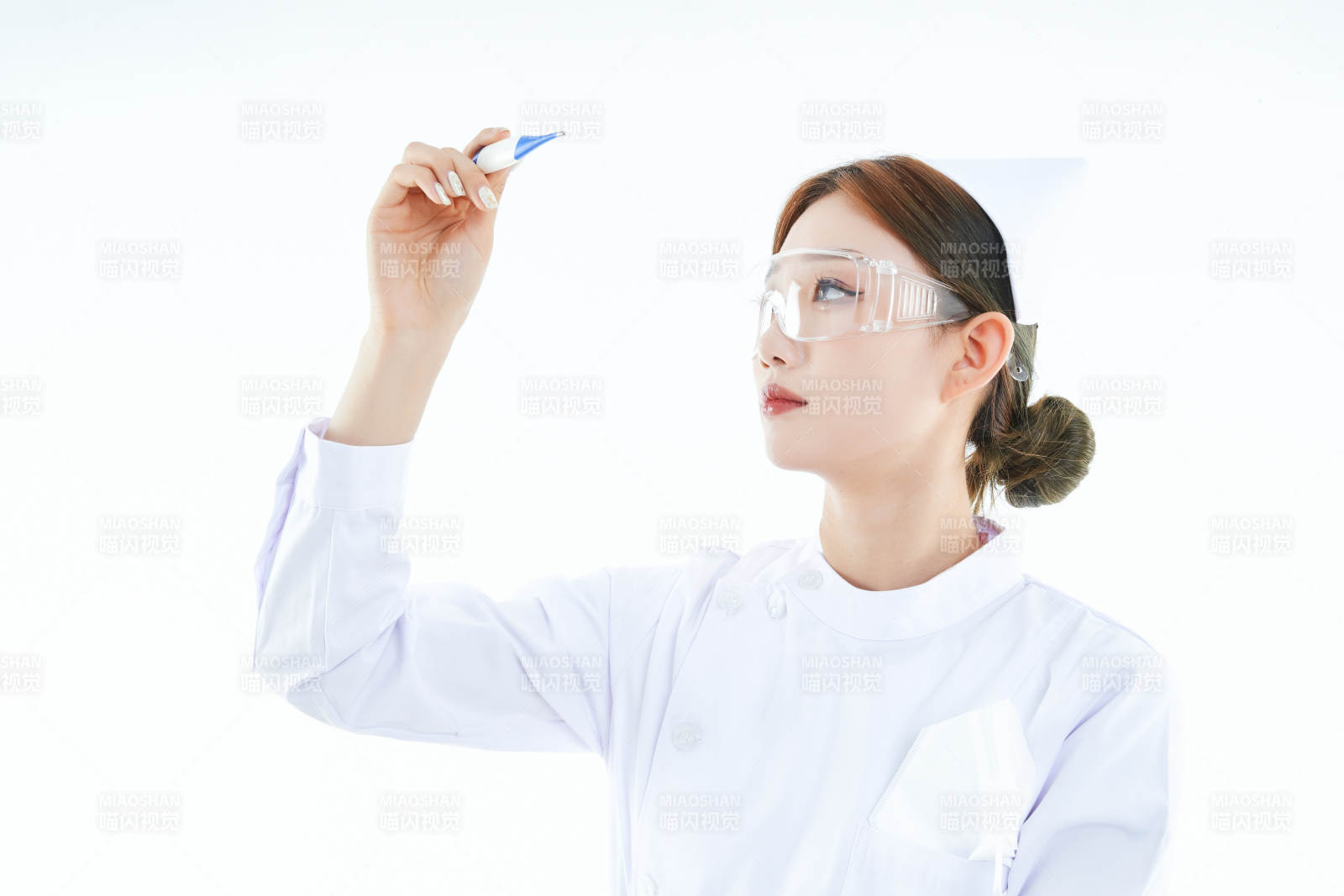 手持溫度計的白衣女性醫護人員