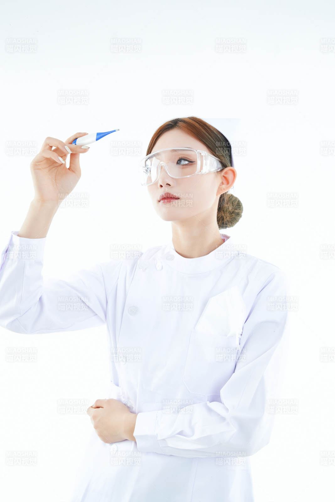 手持溫度計的白衣女性醫護人員
