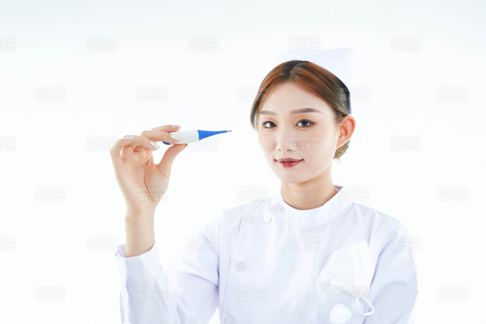 手持溫度計的白衣女性醫護人員