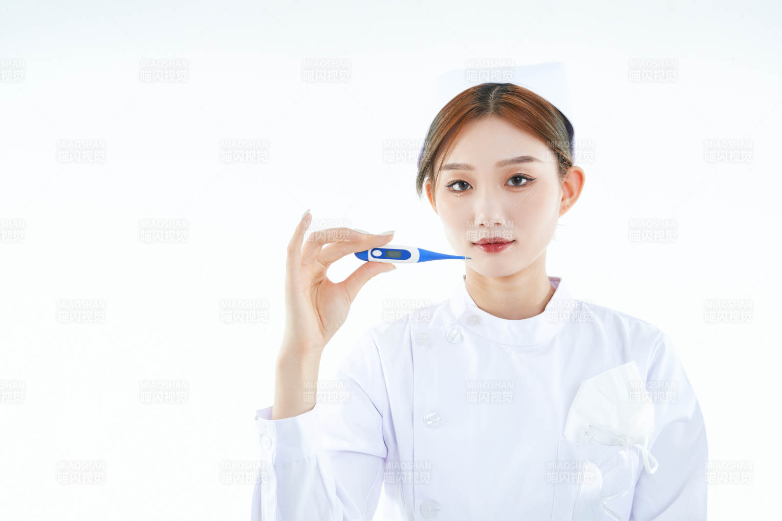 手持溫度計的白衣女性醫護人員