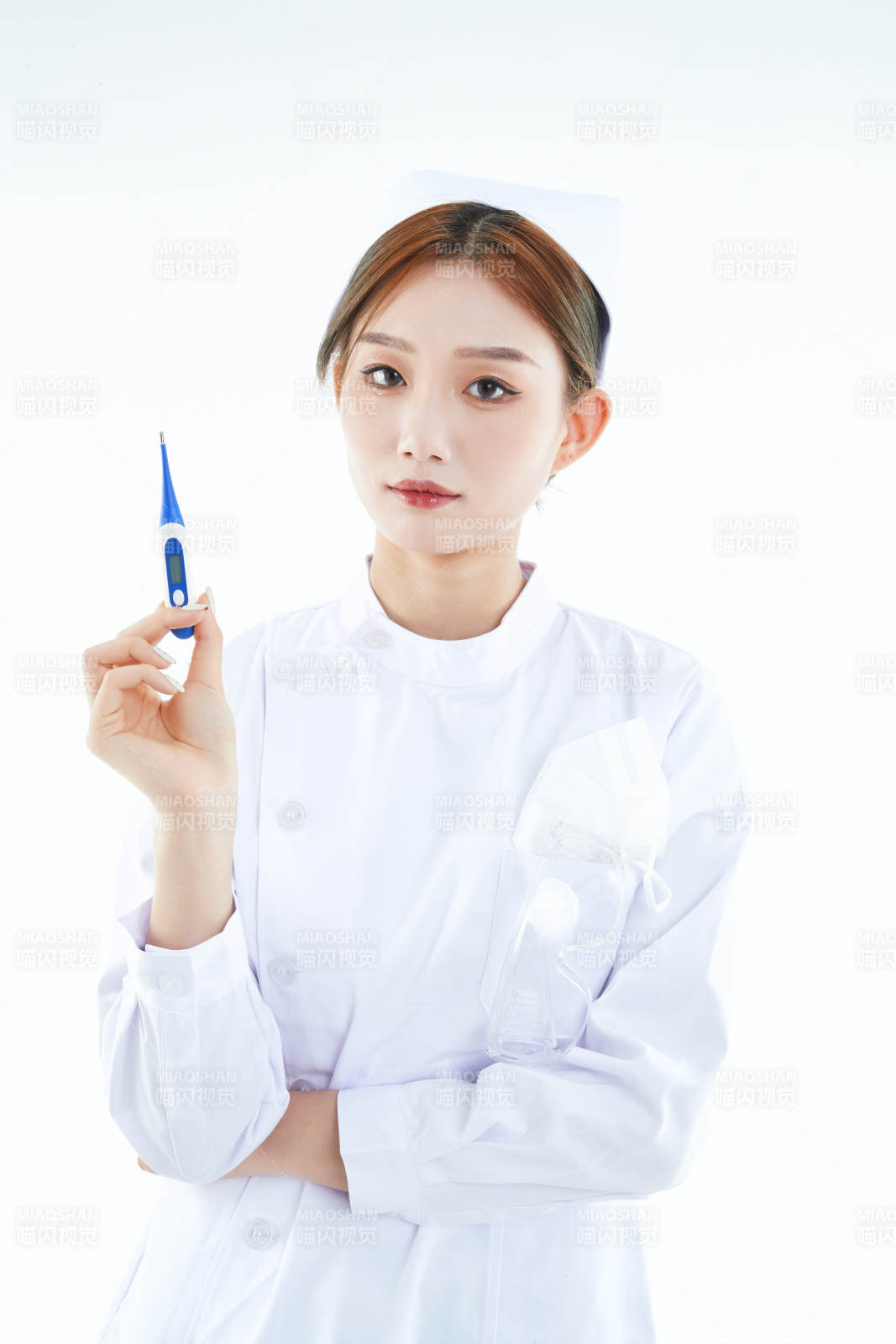 手持溫度計(jì)的白衣女性醫(yī)護(hù)人員