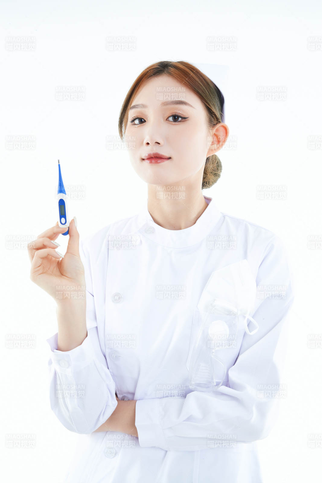 手持溫度計(jì)的白衣女性醫(yī)護(hù)人員