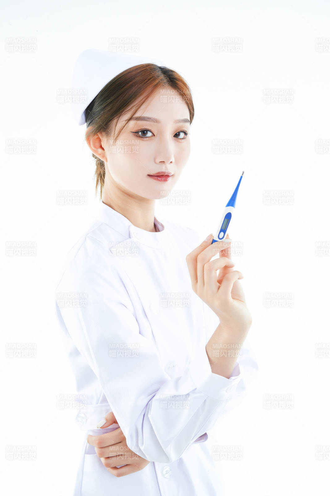 手持溫度計(jì)的白衣女性醫(yī)護(hù)人員