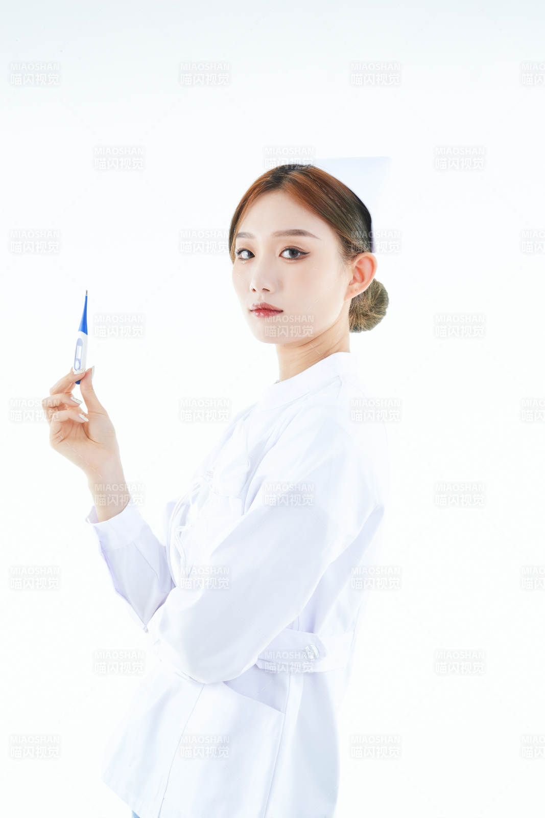 手持溫度計的白衣女性醫護人員