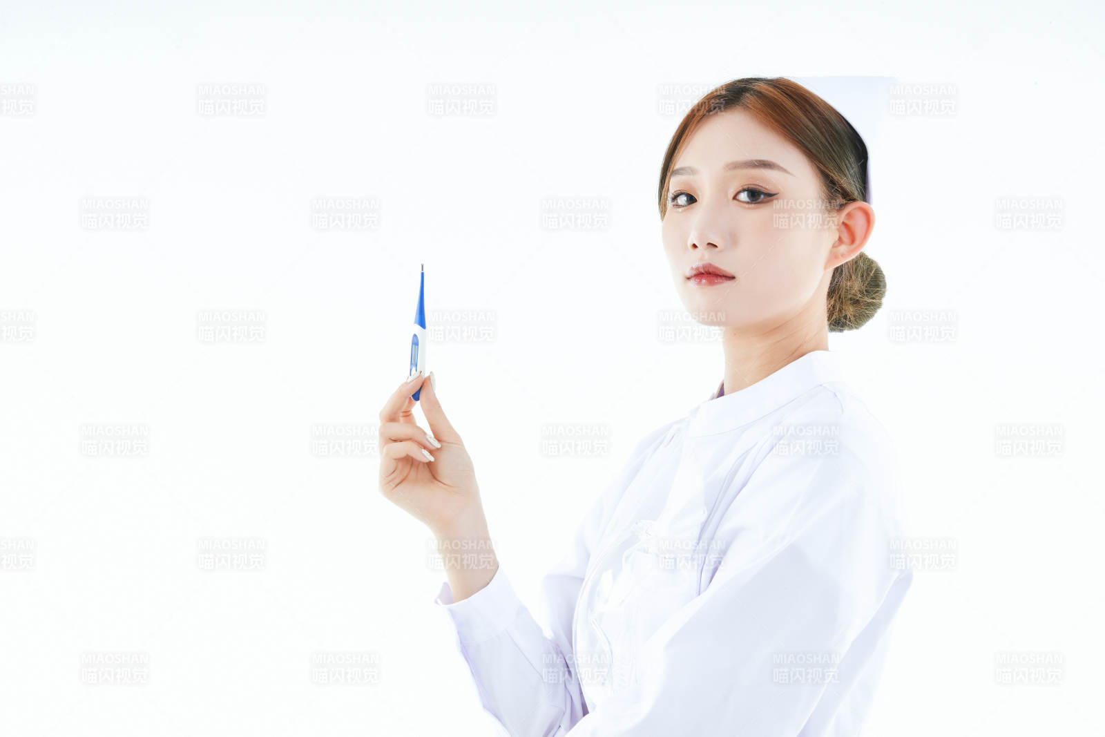 手持溫度計的白衣女性醫(yī)護(hù)人員