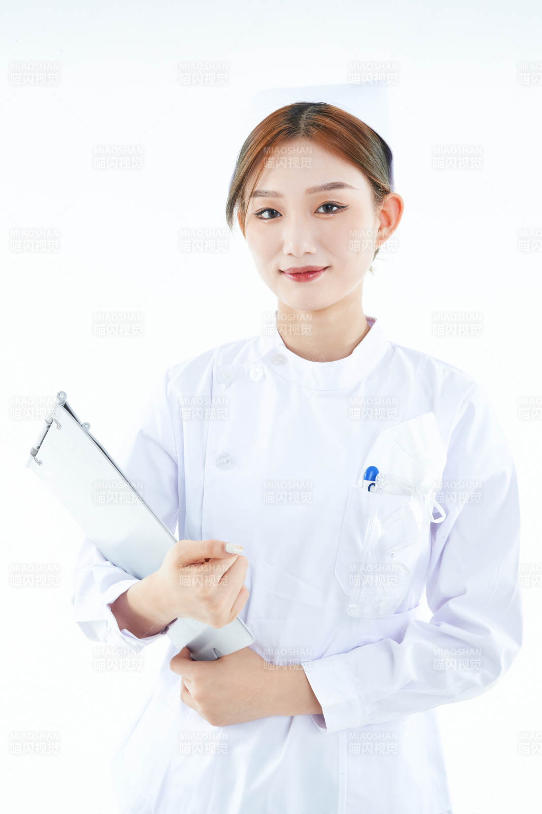 白背景里穿護士服手持病歷夾的美女護士