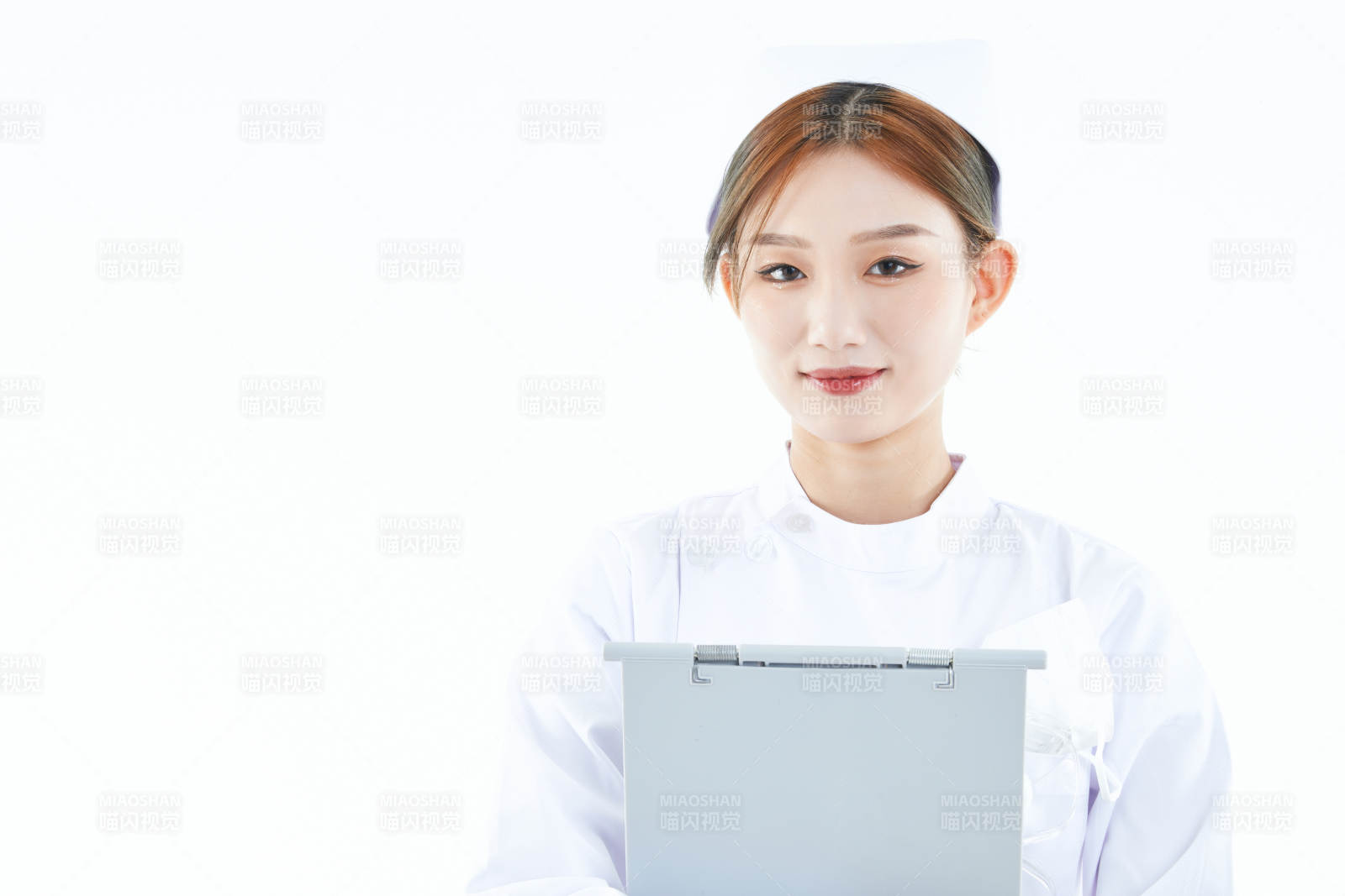 白背景里穿護士服手持病歷夾的美女護士