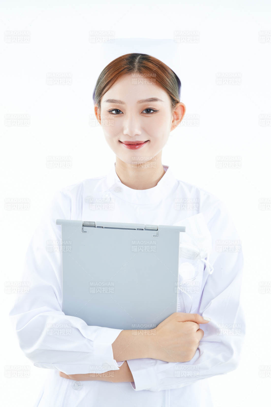 白背景里穿護士服手持病歷夾的美女護士