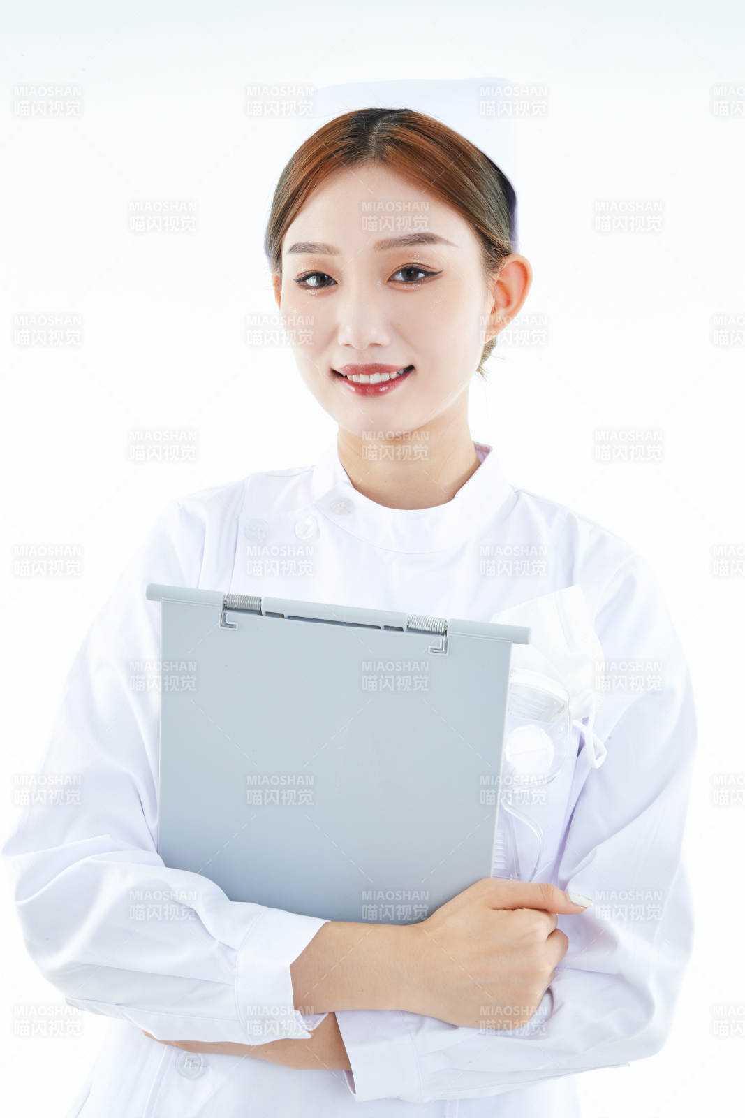白背景里穿護士服手持病歷夾的美女護士