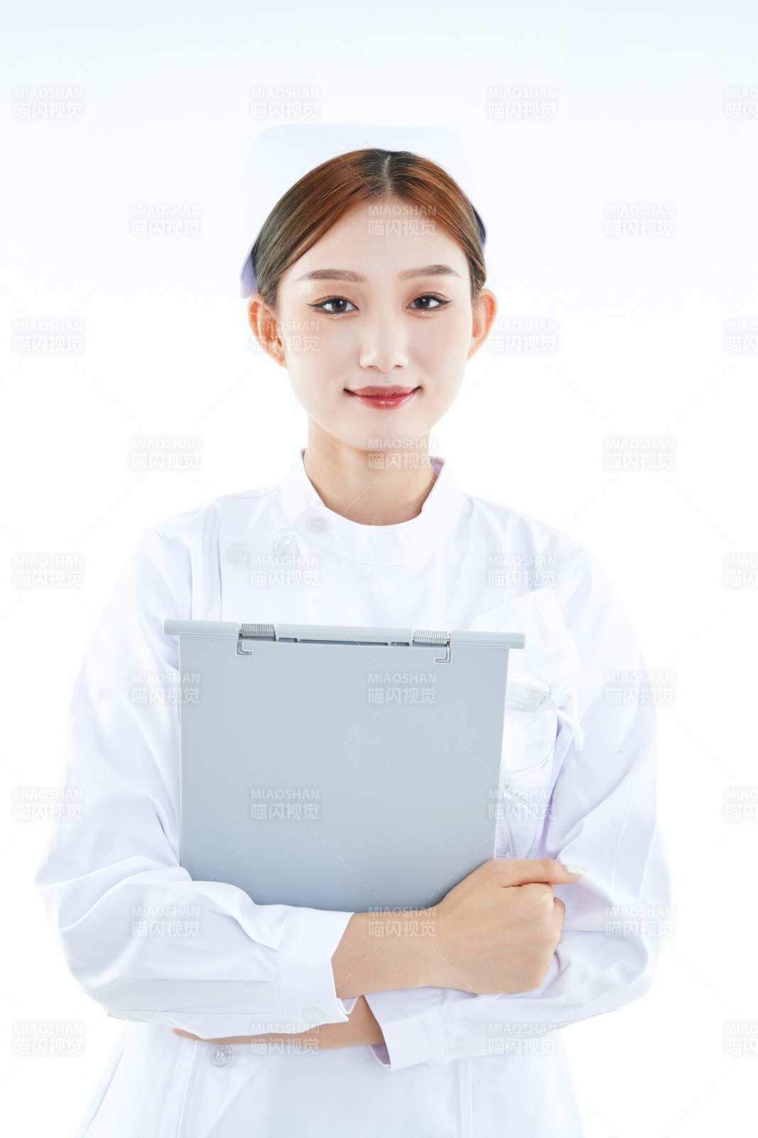 白背景里穿護士服手持病歷夾的美女護士