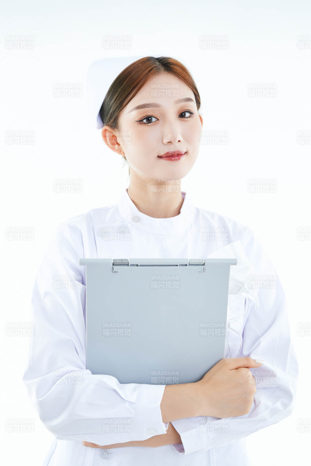 白背景里穿護士服手持病歷夾的美女護士