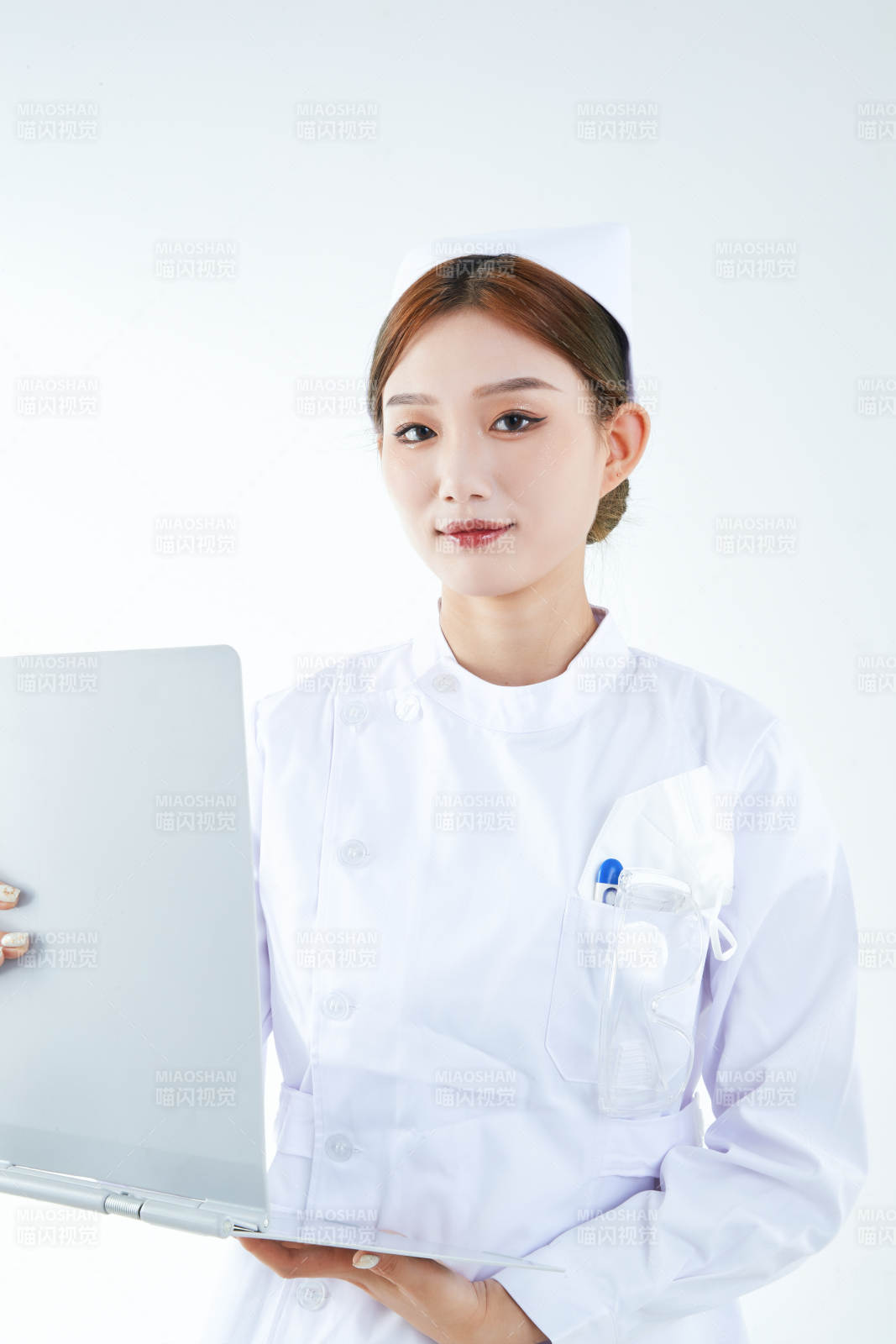 白背景里穿護士服手持病歷夾的美女護士