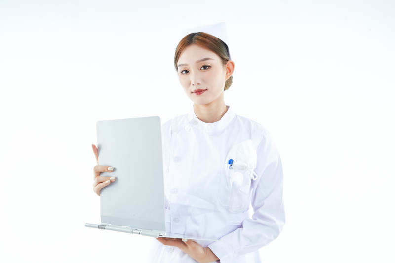 白背景里穿护士服手持病历夹的美女护士