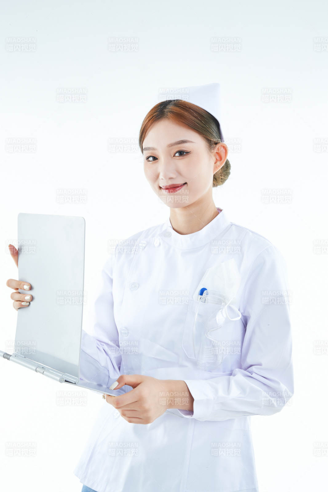 白背景里穿護(hù)士服手持病歷夾的美女護(hù)士