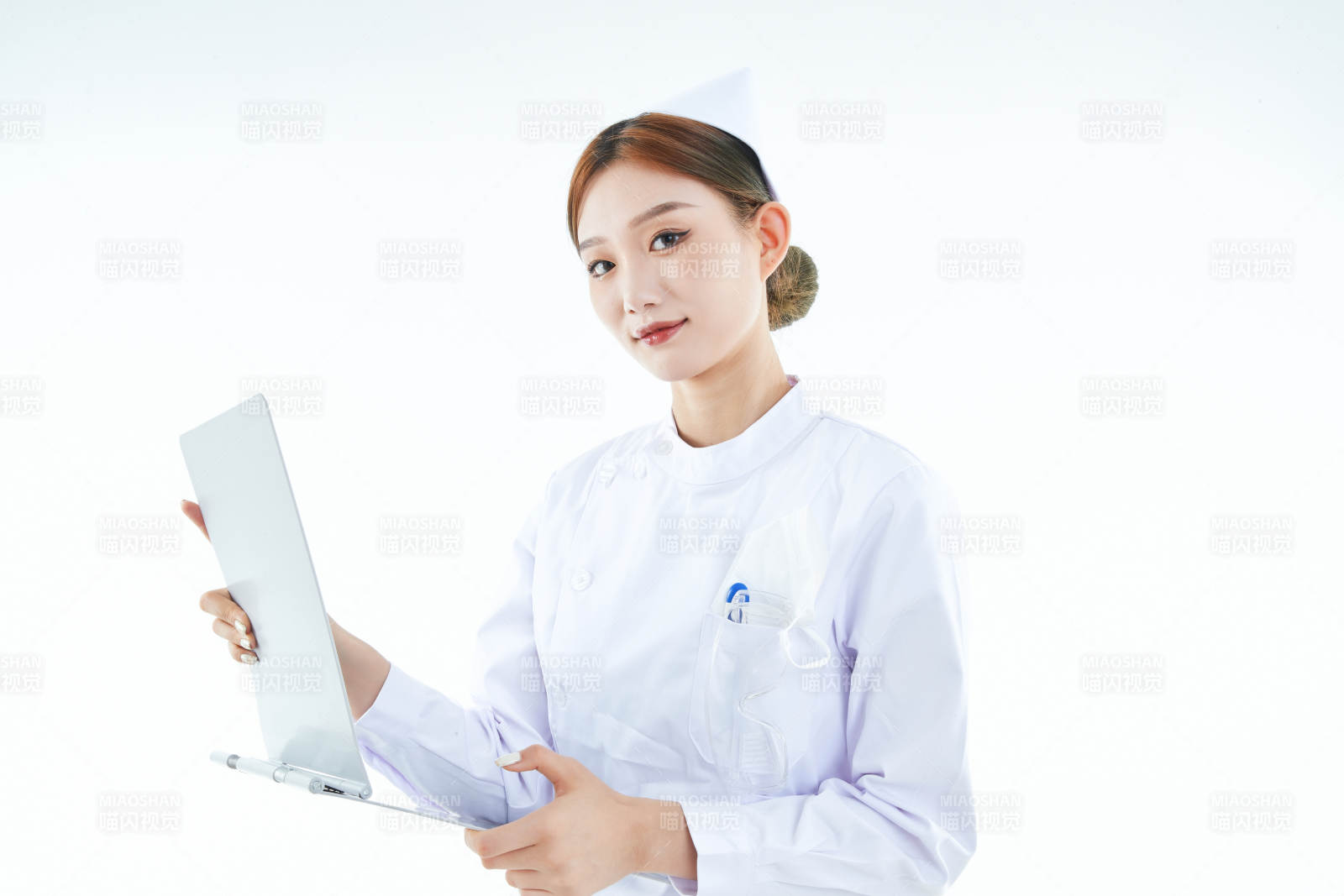 白背景里穿護士服手持病歷夾的美女護士