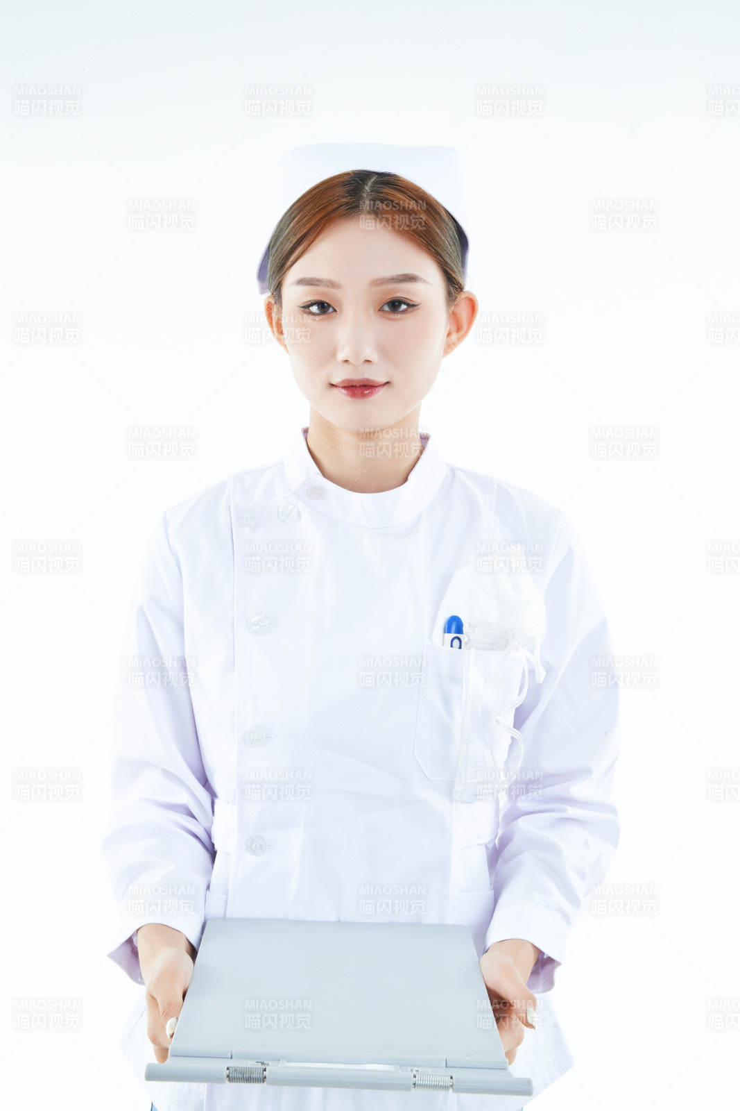 白背景里穿護士服手持病歷夾的美女護士