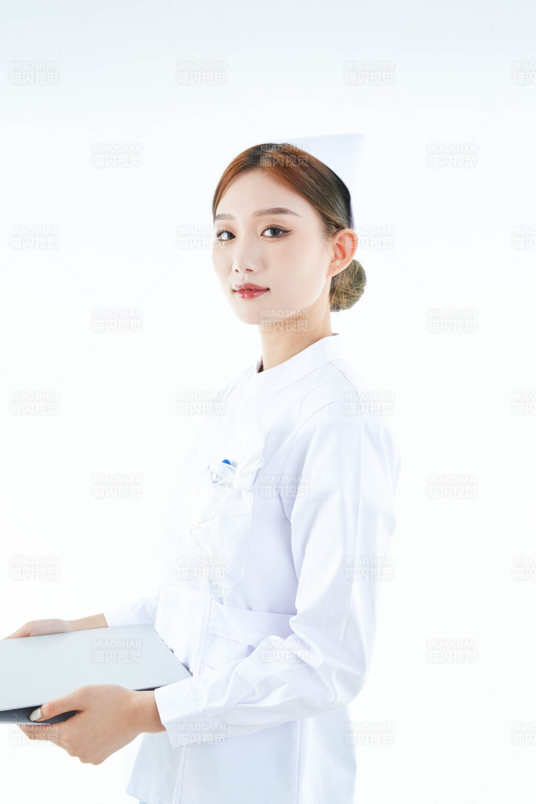 白背景里穿護士服手持病歷夾的美女護士