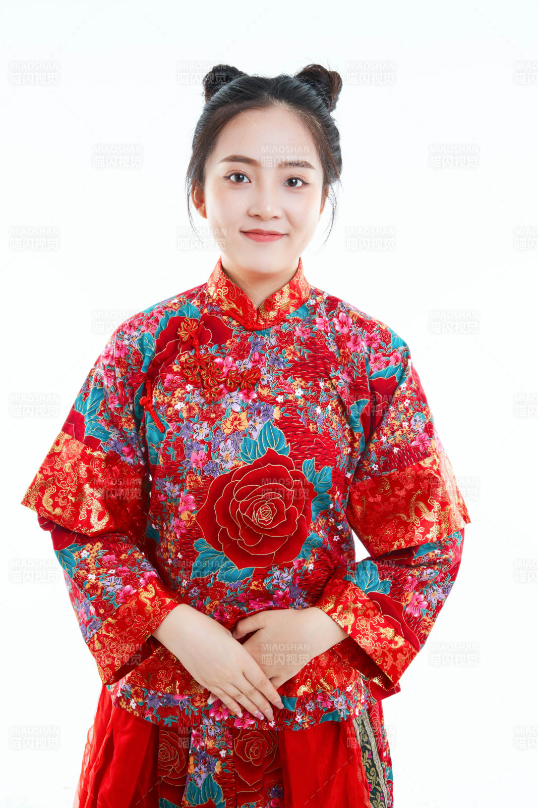 身穿中國秀禾服手撐油紙傘的亞洲女性模特