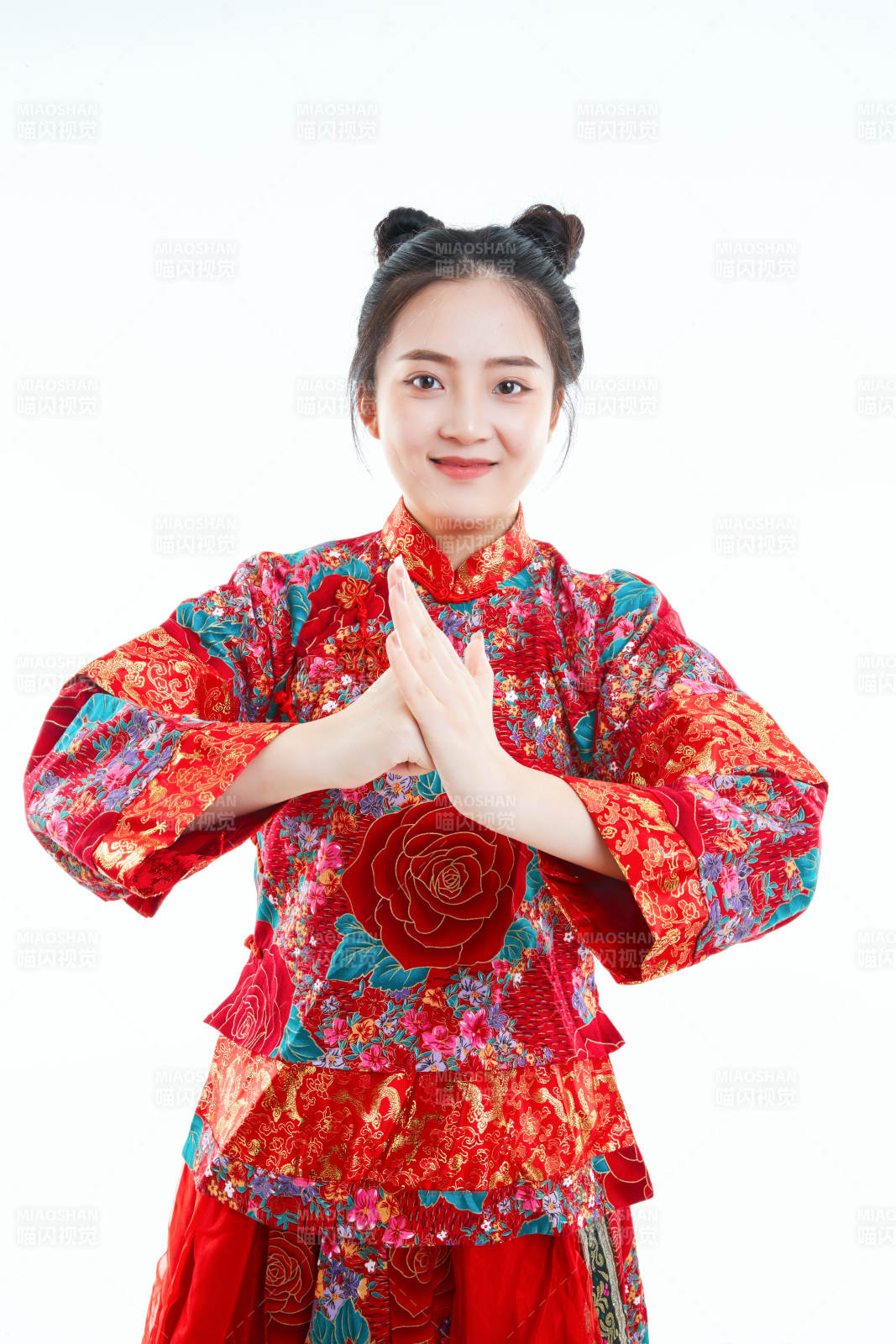 身穿中國秀禾服手撐油紙傘的亞洲女性模特