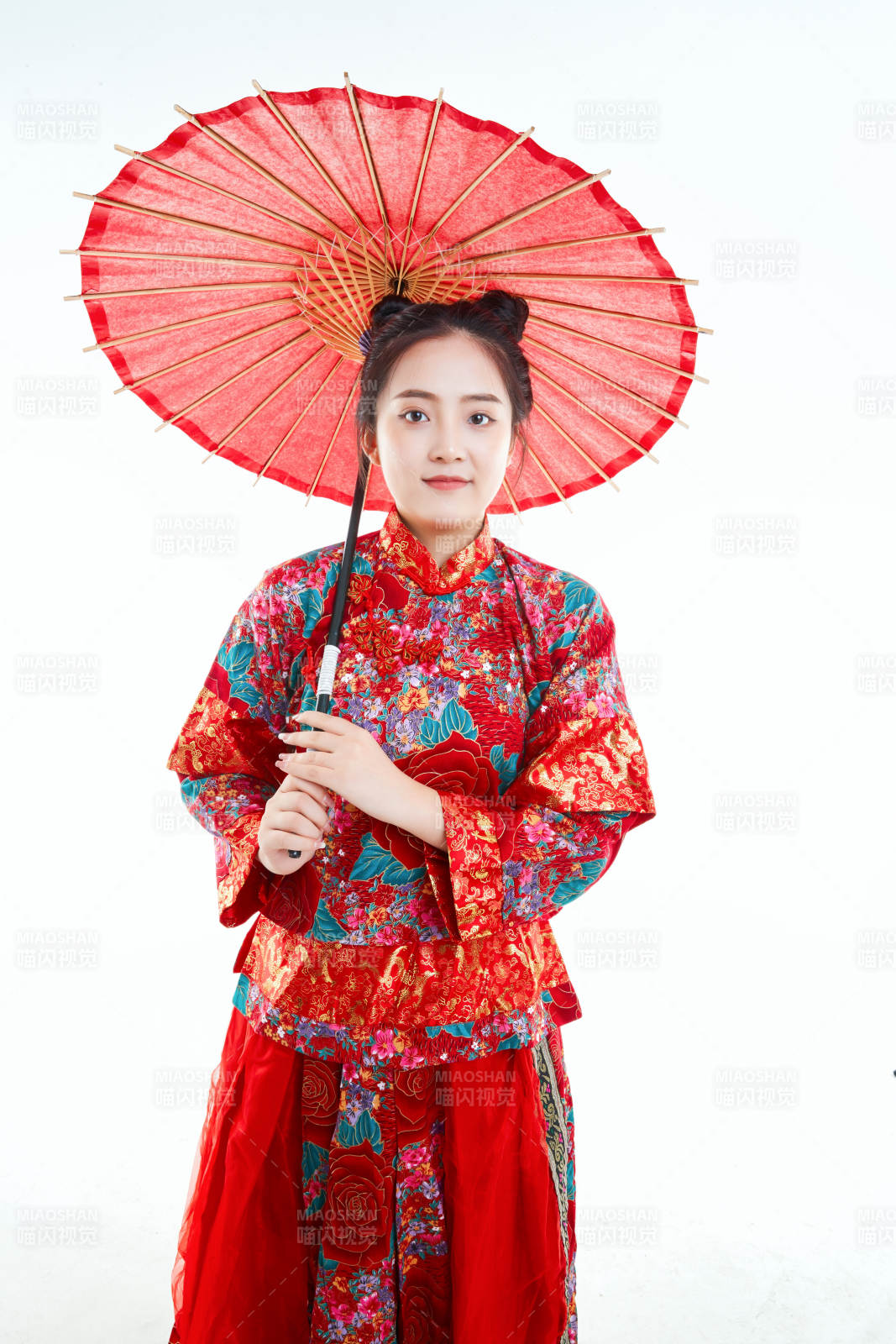 身穿中國秀禾服手撐油紙傘的亞洲女性模特