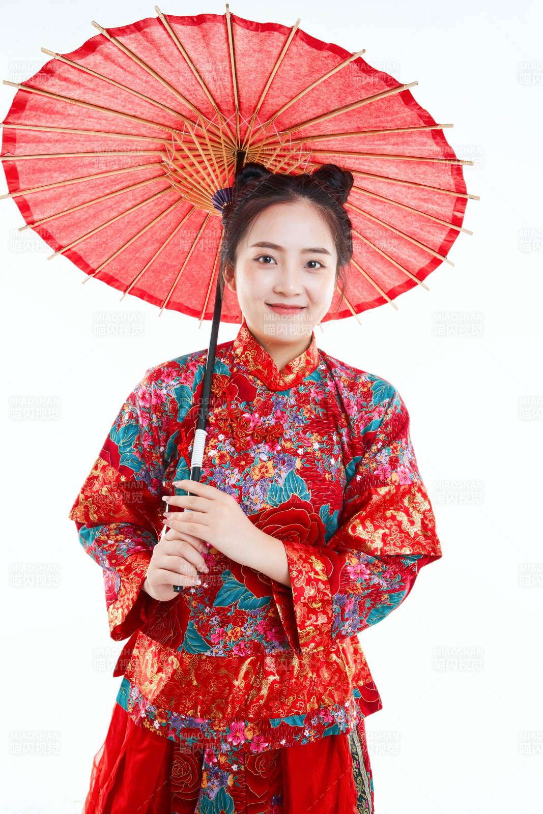 身穿中國秀禾服手撐油紙傘的亞洲女性模特