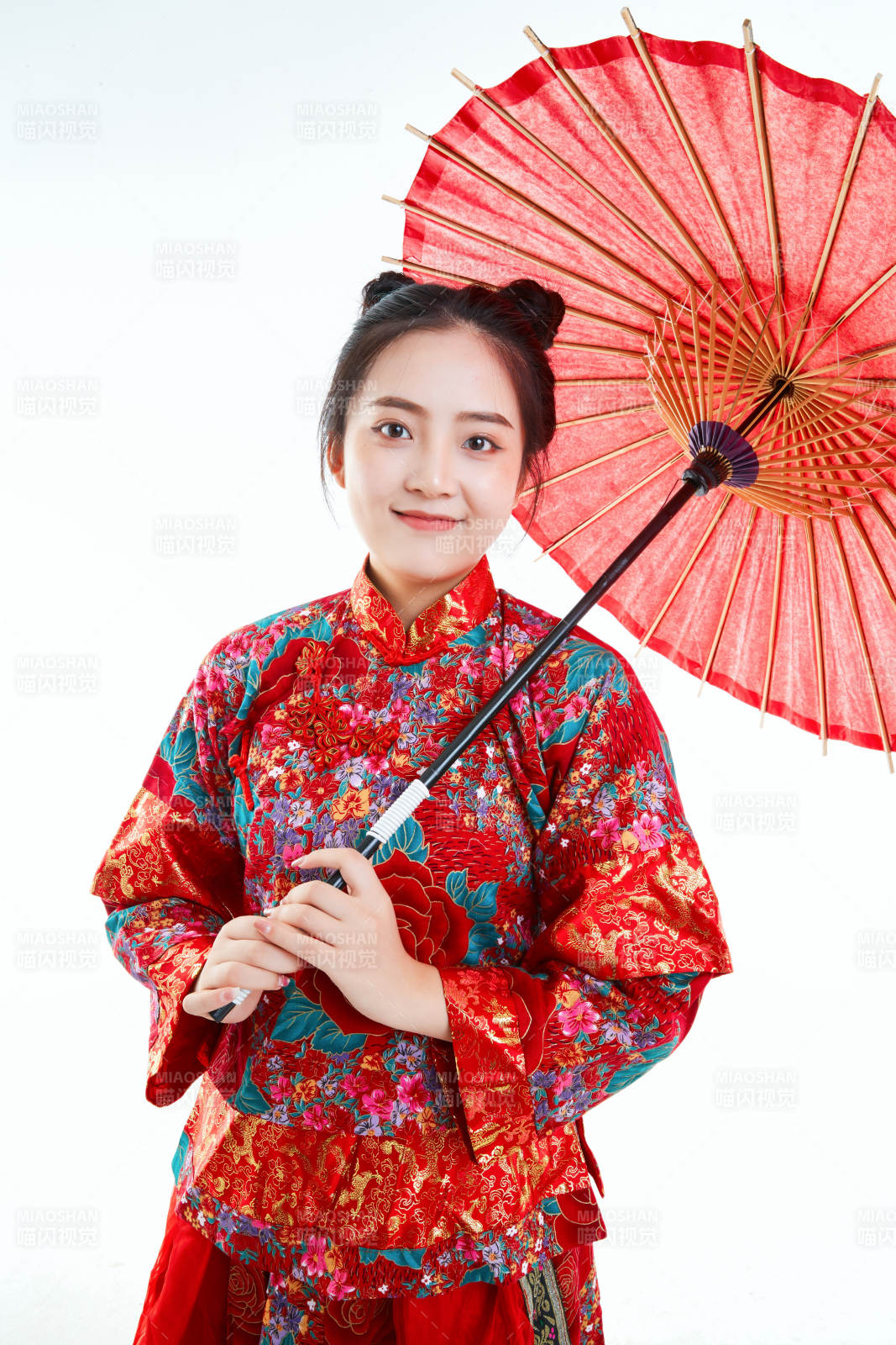 身穿中國秀禾服手撐油紙傘的亞洲女性模特