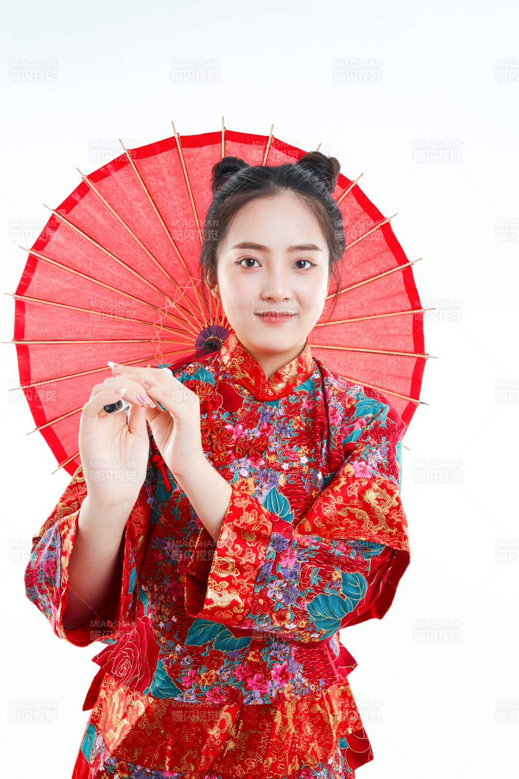 身穿中國(guó)秀禾服手撐油紙傘的亞洲女性模特