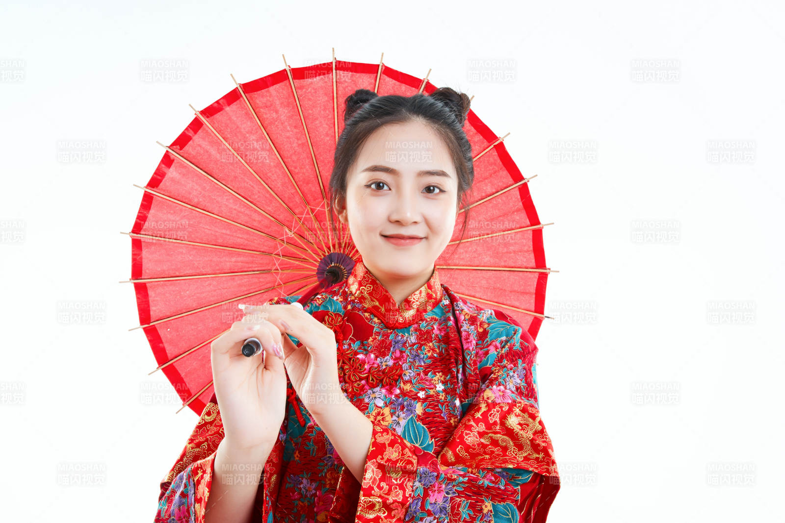 身穿中國秀禾服手撐油紙傘的亞洲女性模特