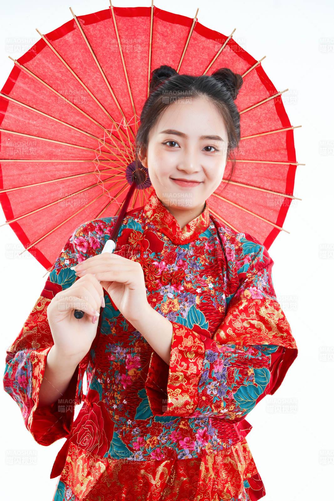 身穿中國秀禾服手撐油紙傘的亞洲女性模特