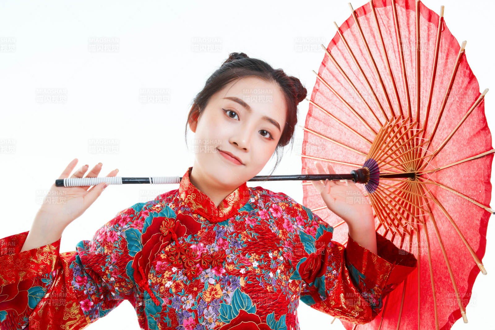 身穿中國秀禾服手撐油紙傘的亞洲女性模特