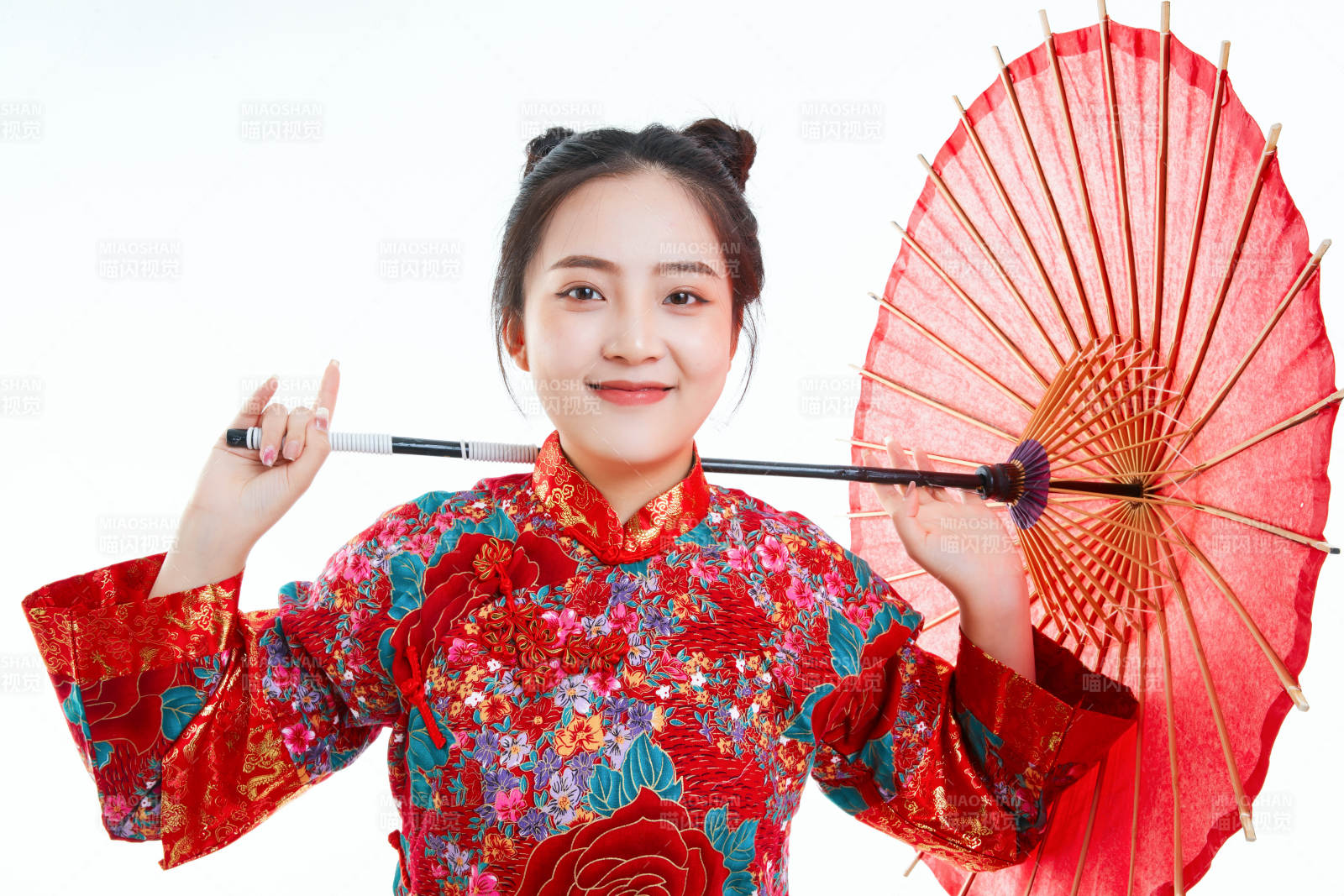 身穿中國秀禾服手撐油紙傘的亞洲女性模特