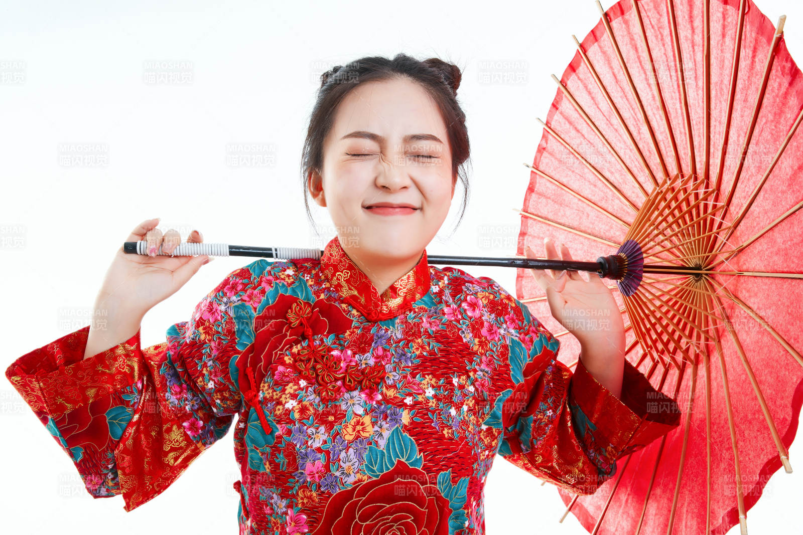 身穿中國秀禾服手撐油紙傘的亞洲女性模特