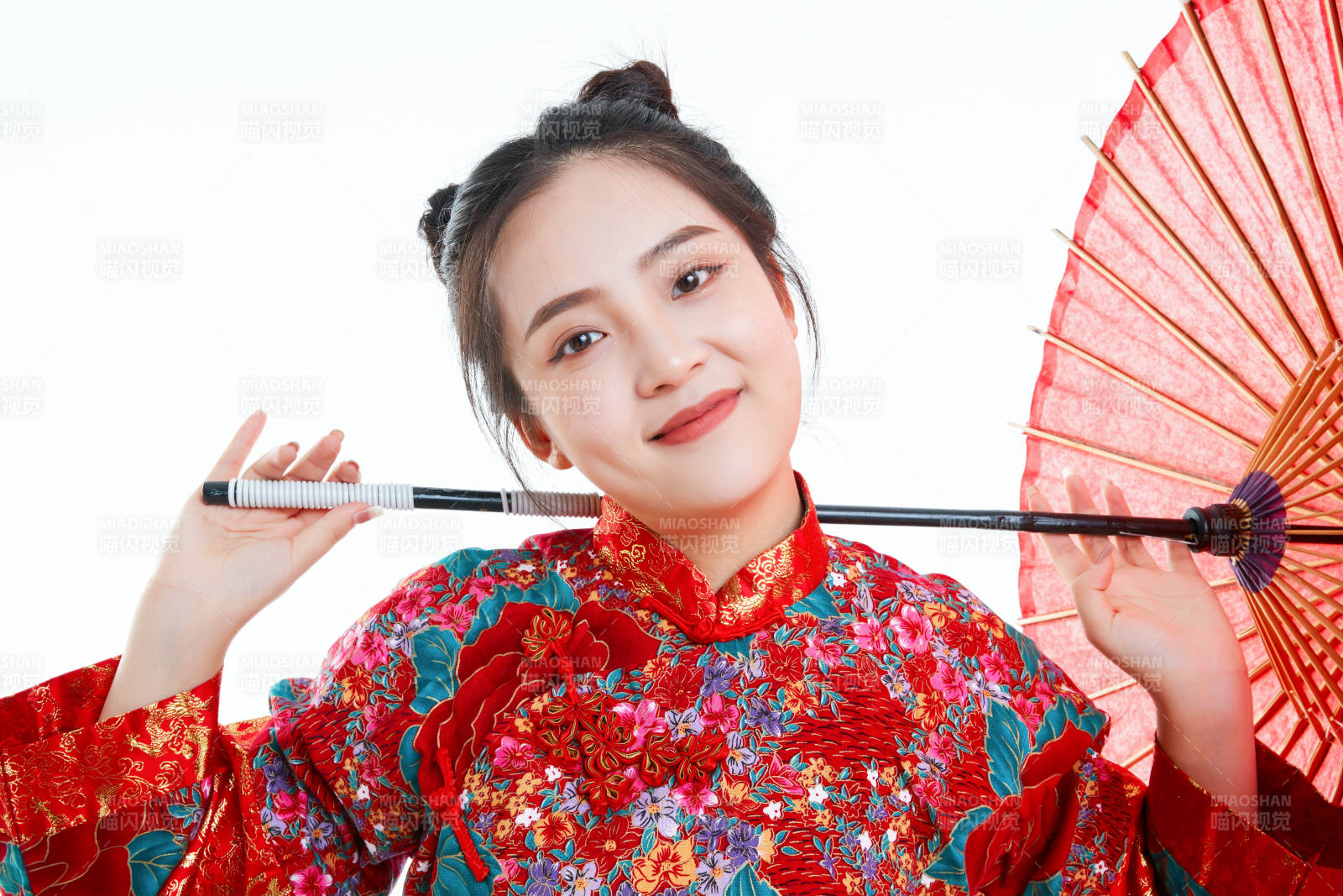 身穿中國(guó)秀禾服手撐油紙傘的亞洲女性模特