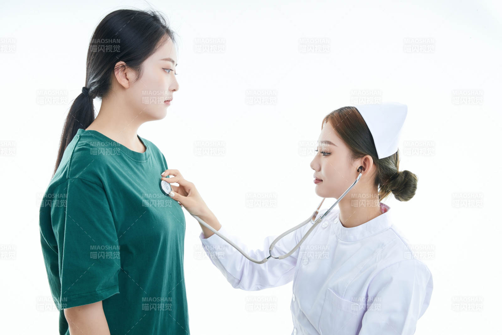 佩戴聽診器的女性醫(yī)護(hù)人員為患者聽診檢查