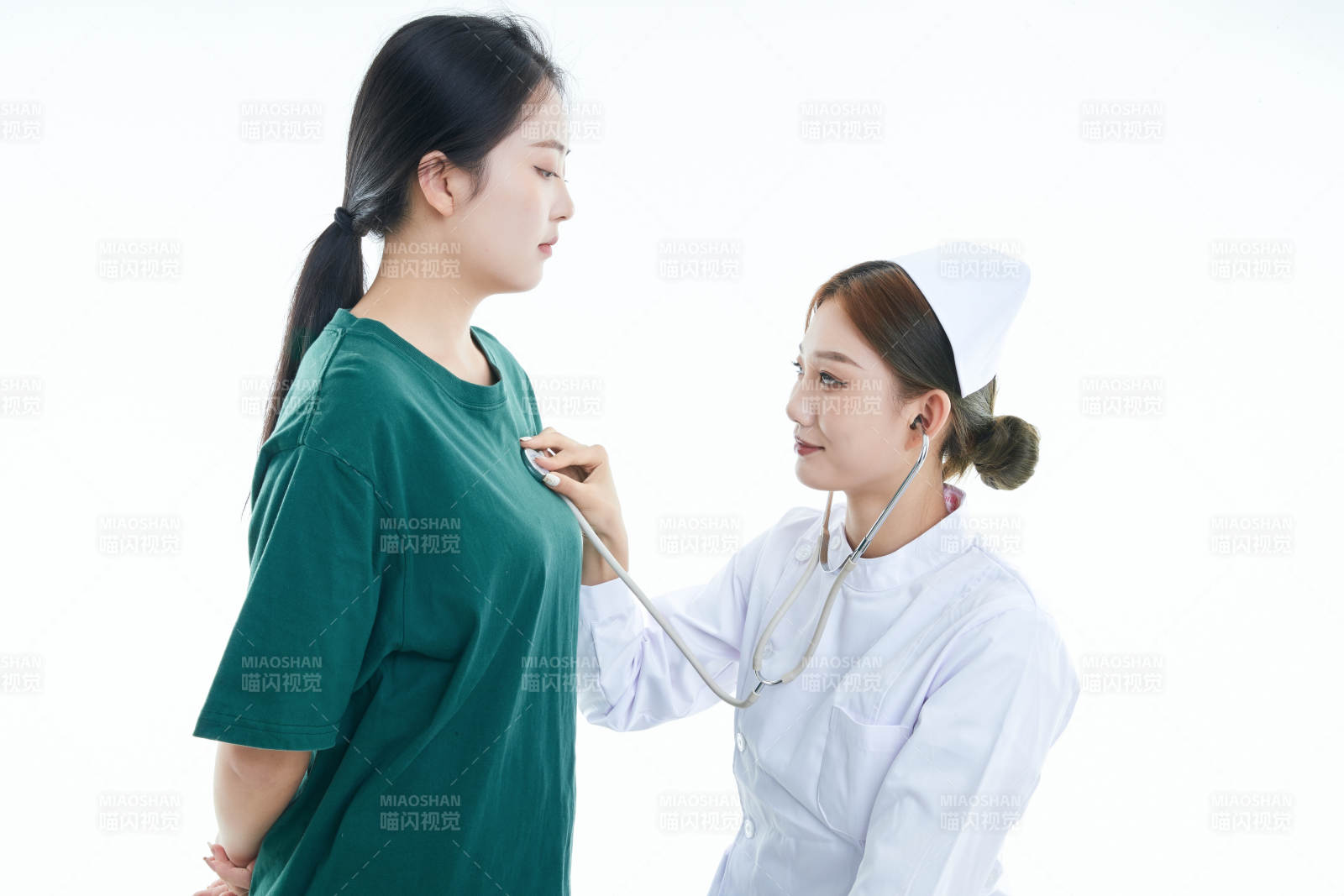 佩戴聽診器的女性醫護人員為患者聽診檢查