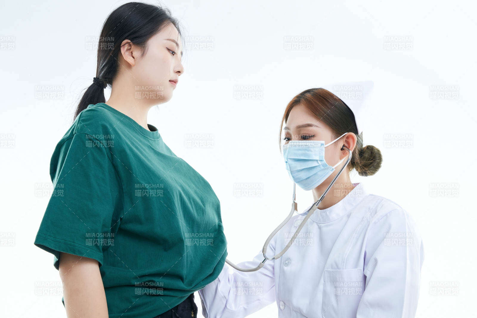 佩戴聽診器的女性醫護人員為患者聽診檢查