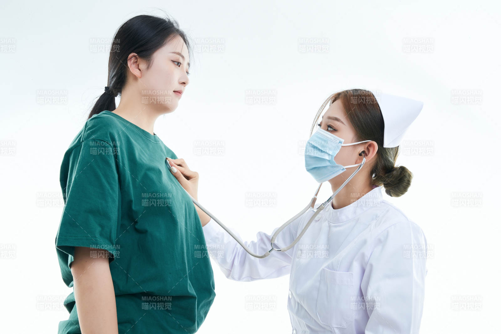 佩戴聽診器的女性醫護人員為患者聽診檢查