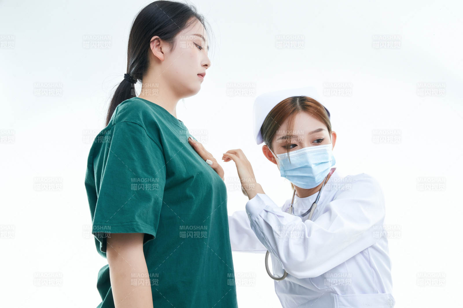 佩戴聽診器的女性醫護人員為患者聽診檢查