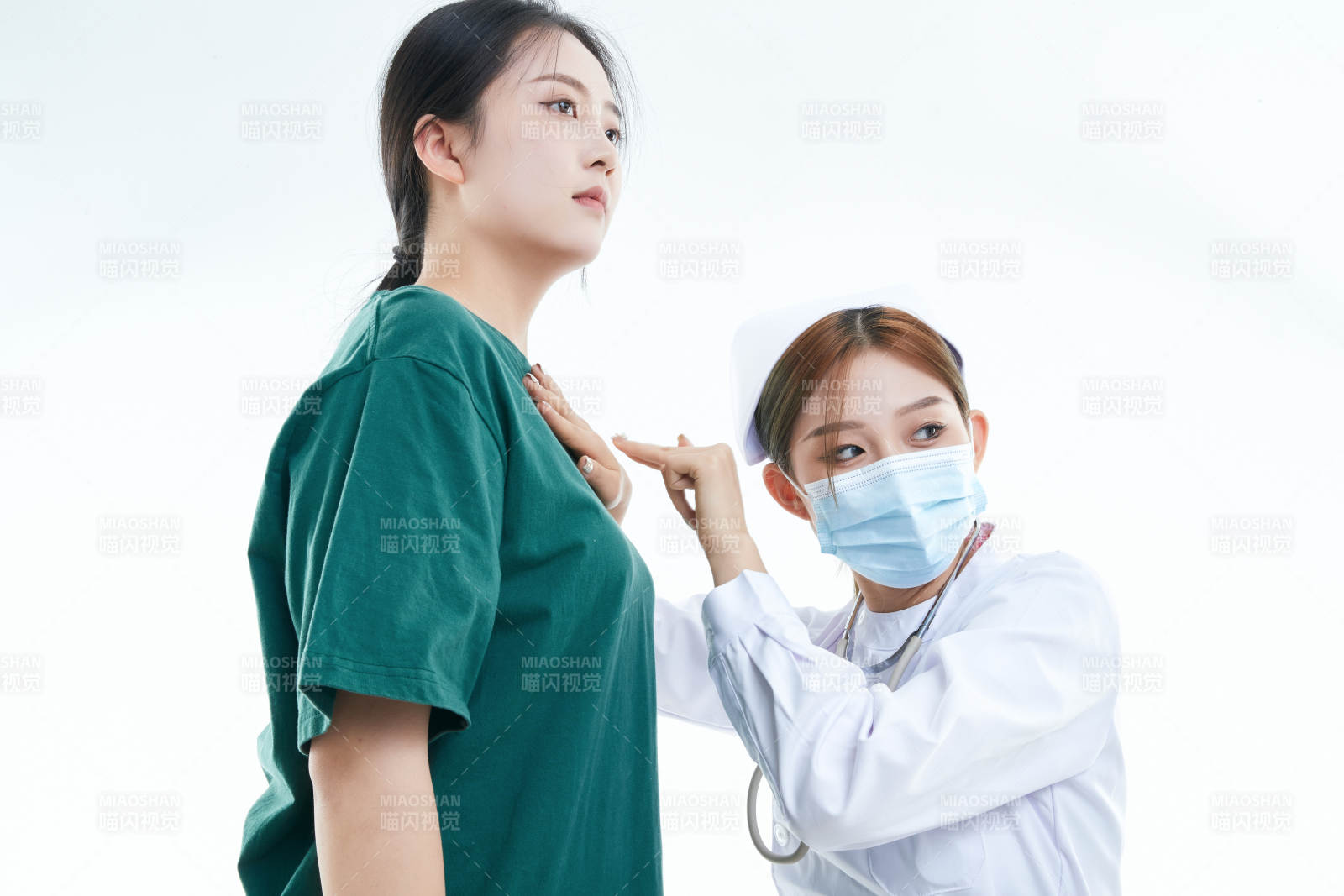 佩戴聽診器的女性醫護人員為患者聽診檢查