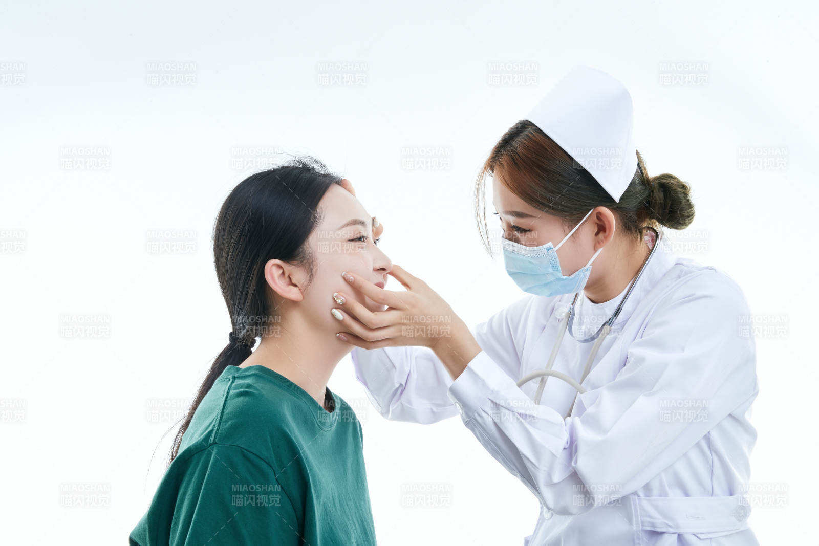 佩戴聽診器的女性醫護人員為患者聽診檢查