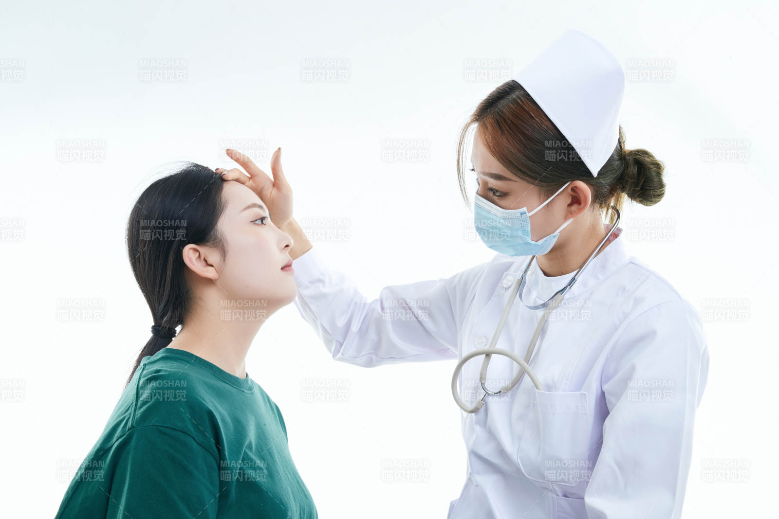 佩戴聽診器的女性醫護人員為患者聽診檢查