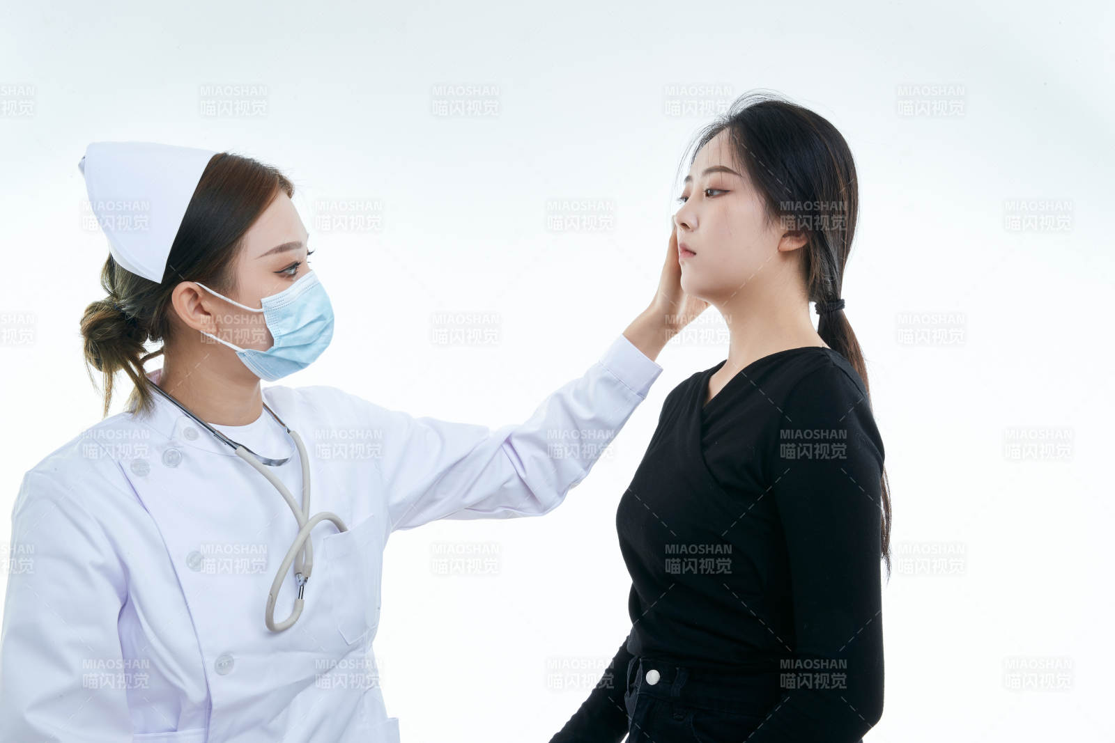 年輕的女性醫護人員為患者進行胸部檢查