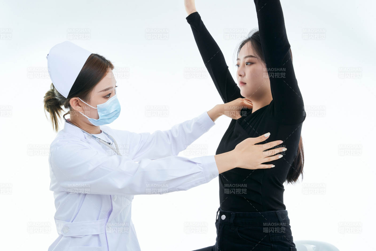 年輕的女性醫護人員為患者進行胸部檢查