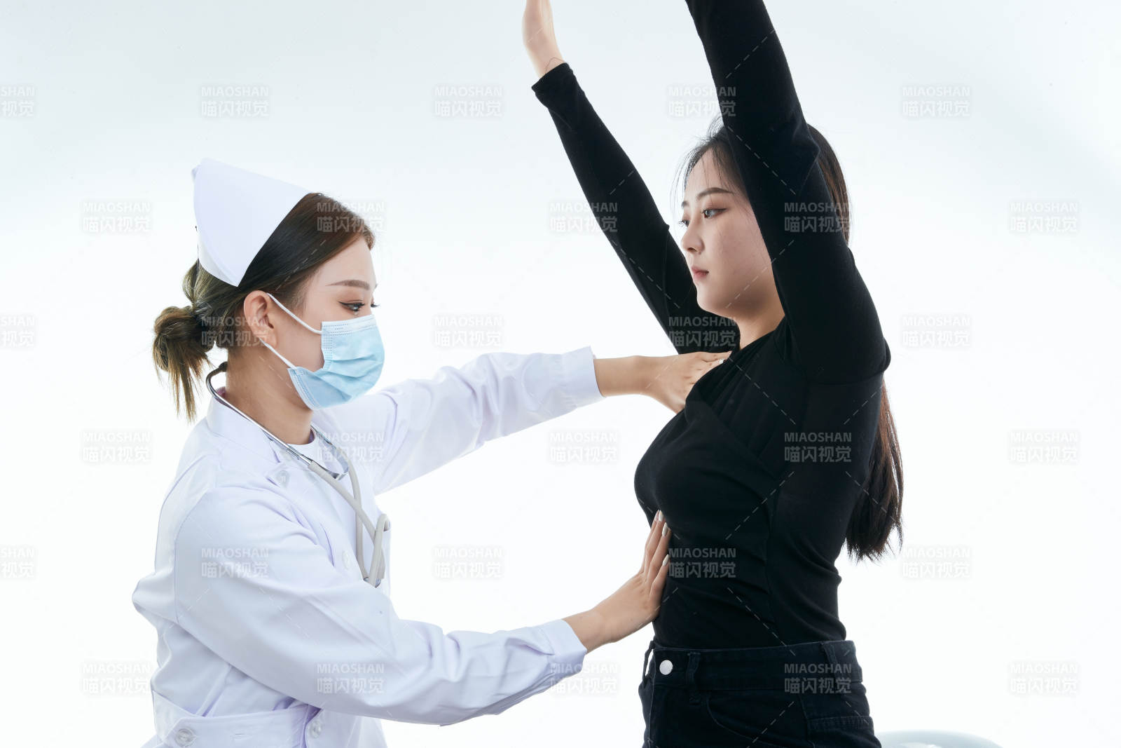 年輕的女性醫護人員為患者進行胸部檢查