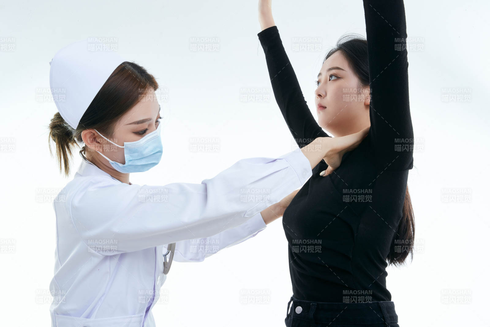 年輕的女性醫護人員為患者進行胸部檢查