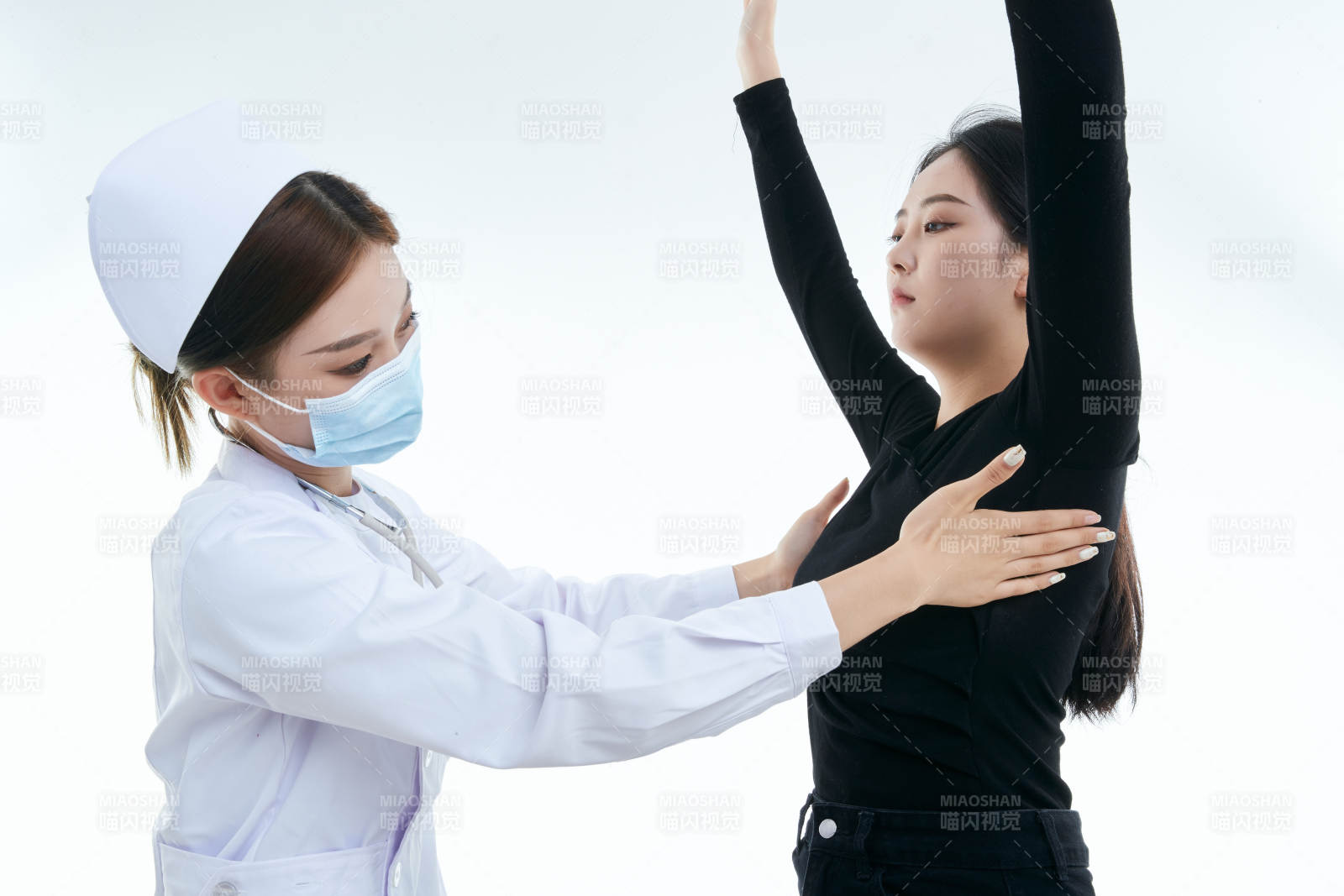 年輕的女性醫護人員為患者進行胸部檢查